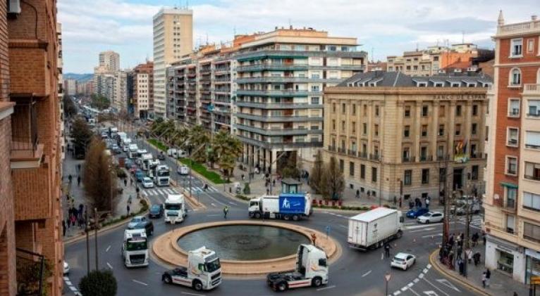 El paro, al cual se han sumado transportistas autónomos y que se extiende por dos semanas, ha provocado la interrupción de los flujos de suministros en toda la cadena de abastecimiento en los mercados españoles. Foto: EFE