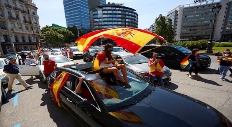 Las manifestaciones fueron registradas en varias partes del país, caminando o en sus respectivos vehículos. Foto: EFE