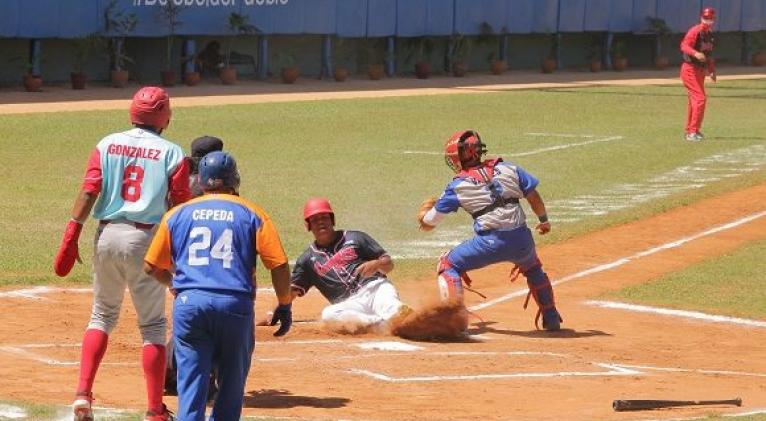 Occidentales vino de abajo en tres ocasiones para igualar a 16 éxitos el balance histórico de victorias con sus homólogos de orientales. Foto: Boris Luis Cabrera Acosta. 