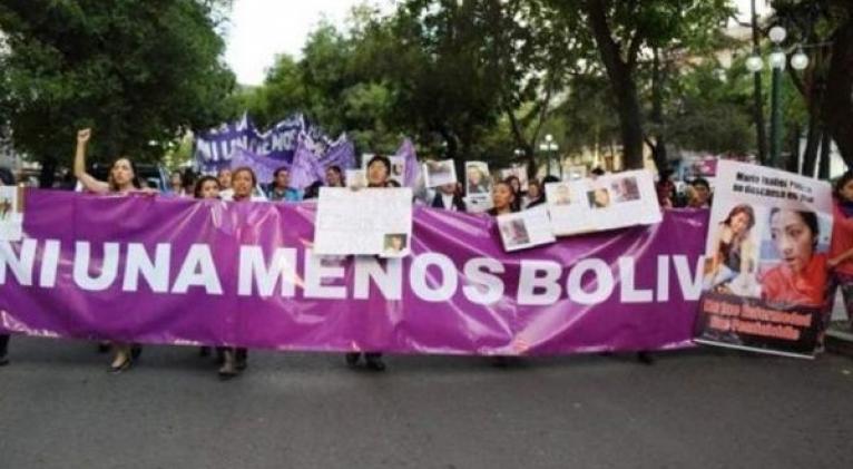 La lucha contra los feminicidios ha estado en el medio de los reclamos de los movimientos de mujeres en Bolivia. Foto: EFE