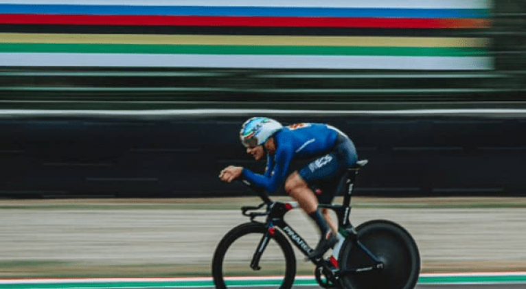 El italiano Filippo Ganna, quien ya fue campeón mundial en pista en cuatro oportunidades, ganó en esta ocasión su primer Mundial contra el crono en ruta. Foto: @IneosGrenadiers