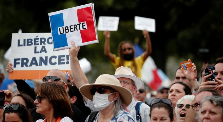 La mayoría de quienes están a favor de las manifestaciones son jóvenes y personas que no desean vacunarse. Foto: Reuters.