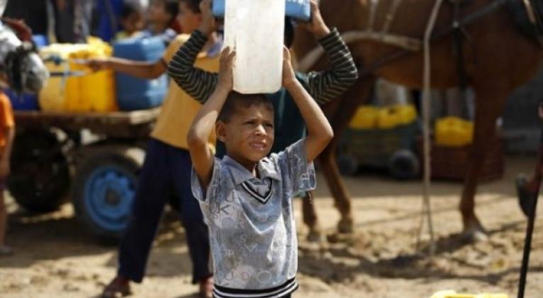 La falta de agua, electricidad, alimentos y otros productos y servicios esenciales ha agravado sensiblemente la situación humanitaria de la Franja de Gaza. Foto: Cruz Roja