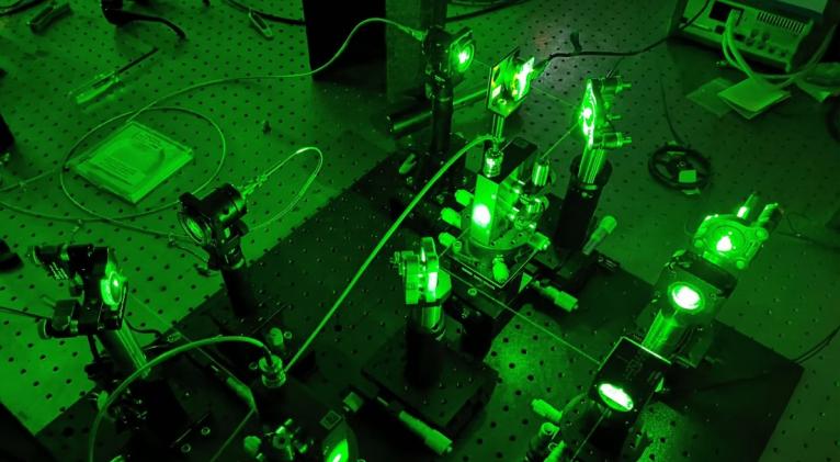 Ver lo invisible resulta factible combinando los rayos de luz reflejados por las paredes, que gracias a esta tecnología funcionan como espejos.Foto: Florian Willomitzer / Northwestern University