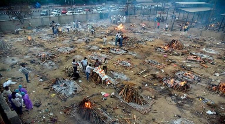 Miles de personas han debido cremar a sus parientes muertos por coronavirus en la capital india ante la falta de ataúdes. Foto: EFE