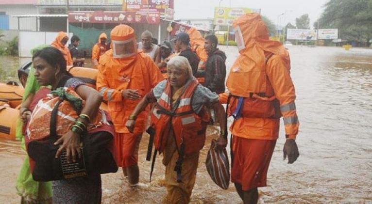 Socorristas atienden a las personas damnificadas por las fuertes lluvias que azotan el oeste del país. Foto: AP