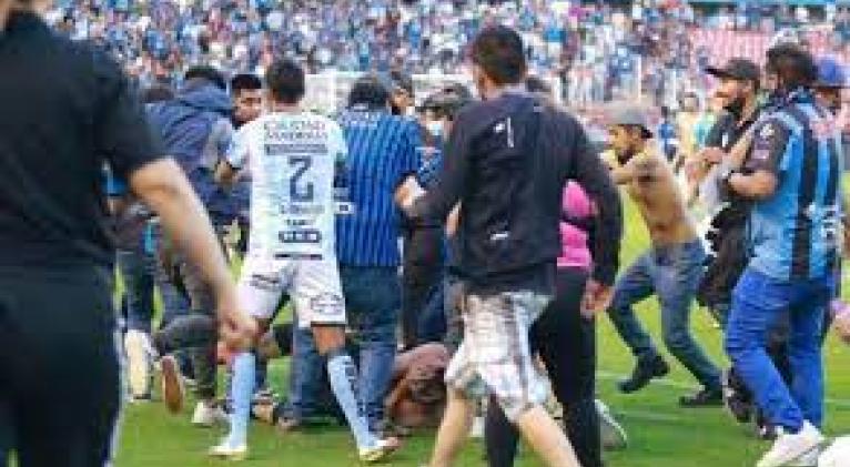 El enfrentamiento entre los hinchas del Querétaro y el Atlas ocurrió en el minuto 60 del partido de fútbol. Foto: El Comercio.