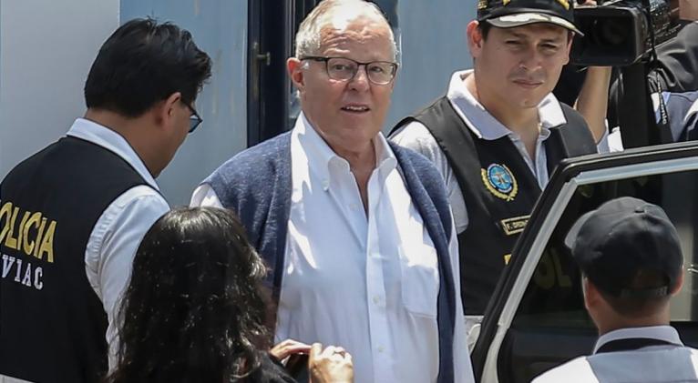 El exmandatario Kuczynski enfrenta cargos de tráfico de influencias, cohecho, y lavado de activos. Foto: El periódico