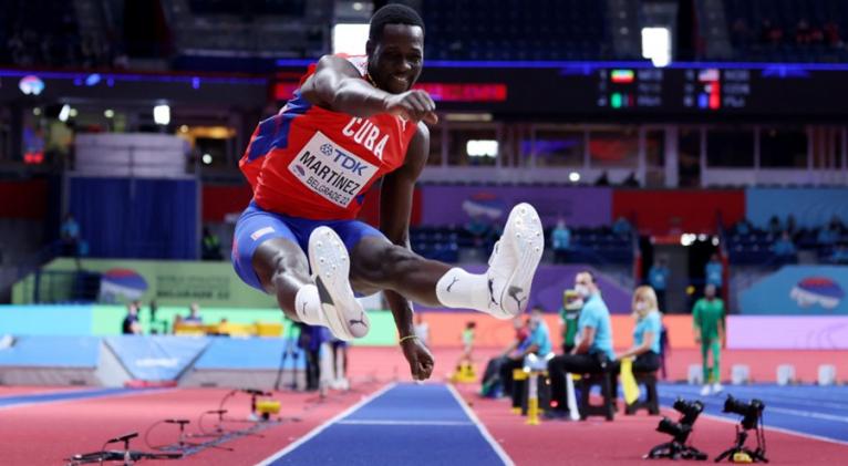 Lázaro Martínez se ratificó como líder de temporada, con dos saltos sobre los respetables 17.60 metros. Foto: World Athletics.