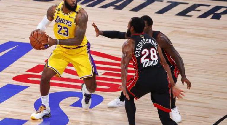 Lebron se las ingenió para asistir a sus compañeros libres cada vez que la doble marca del Heat fue asfixiante.