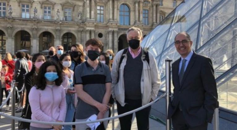 El director-presidente del Louvre recibió a los primeros visitantes. | Foto: Twitter @MuseeLouvre