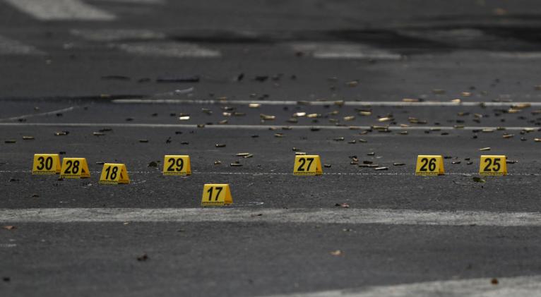 Otras tres personas resultaron lesionadas después de que hombres a bordo de una motocicleta irrumpieran en una casa de Zamora y dispararan a las diez personas que se encontraban al interior. Foto: AP.