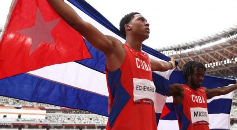 El doblete inédito de plata y bronce de los saltadores de longitud Juan Miguel Echevarría y Maykel Massó, también lo fue por su juventud. Foto: ACN