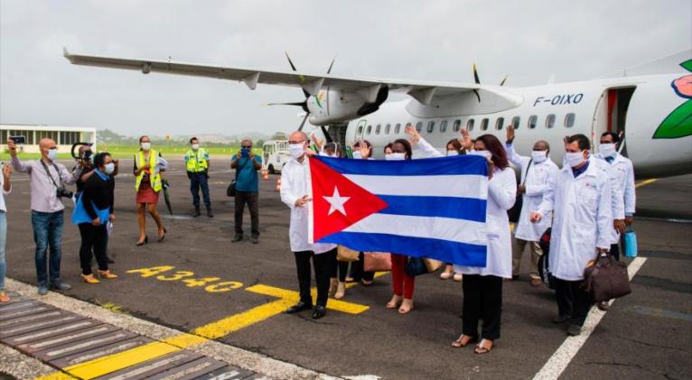 Delegación de médicos cubanos en isla caribeña de Martinica, parte de programa de asistencia médica en medio de COVID-19, 26 de junio de 2020. Foto: AFP