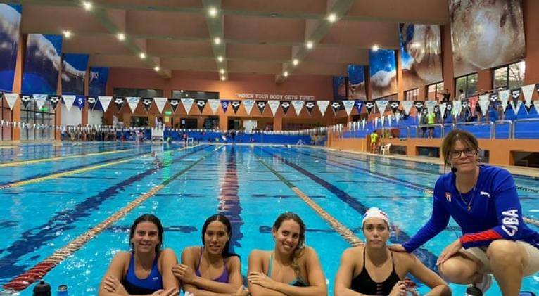 Elisbet y sus compañeras del relevo encabezan el grupo.