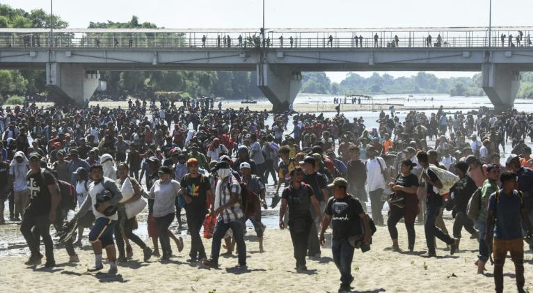 El mandatario mexicano hizo un llamado a atender las causas profundas de la migración proveniente de Centroamérica y el Caribe y urgió a EE.UU. a financiar el desarrollo en la región. Foto: AFP