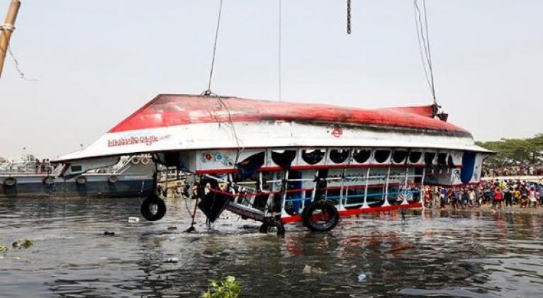 La policía de Bangladesh investiga las causas del accidente mientras se mantiene la búsqueda de desaparecidos. Foto: EFE