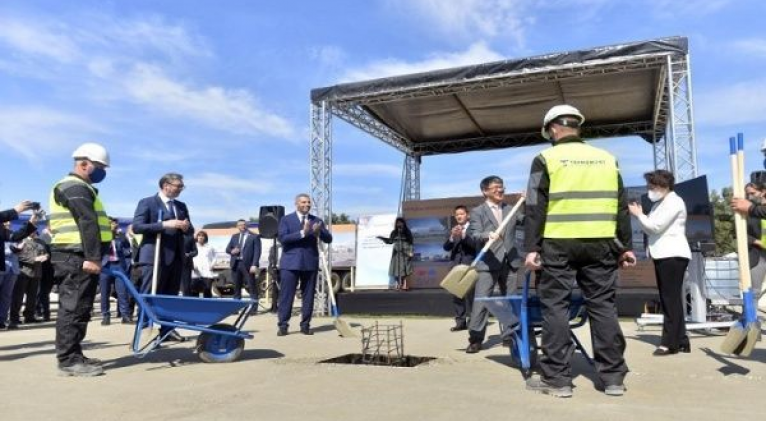 De acuerdo con las autoridades, la fábrica debe estar produciendo 30 millones de dosis al año a partir de abril del 2022. Foto: Xinhua