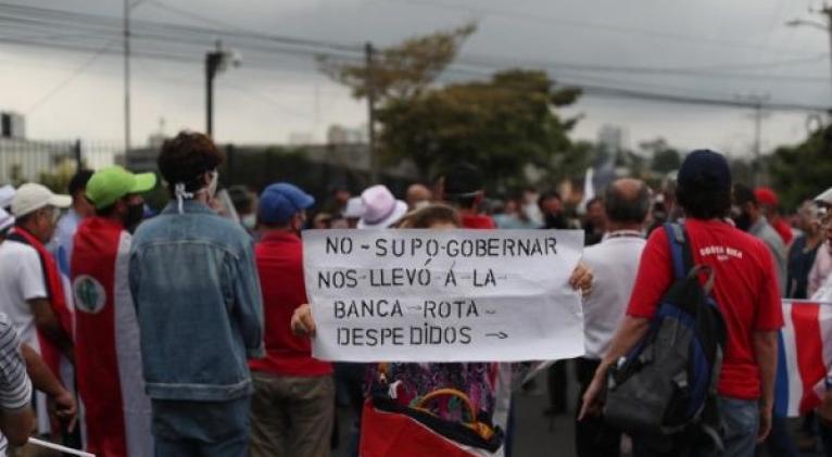 Los manifestantes usaron una manta gigante con la foto del mandatario para invitarlo a renunciar. Foto: Twitter @Noticias_crc