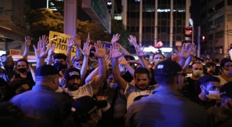 Las manifestaciones contra la gestión de Netanyahu se producen mientras el primer ministro enfrenta cargos relacionados con corrupción y, recientemente, fue llevado ante la justicia. Foto: EFE