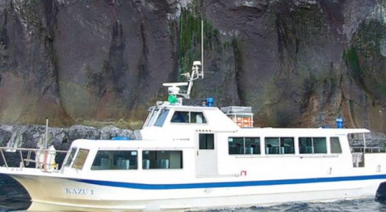 Había dos tripulantes y 24 pasajeros, incluidos dos niños, en el barco turístico cuando tuvo problemas el sábado por la tarde cerca de la punta de la península de Shiretoko. Foto: Kyodo