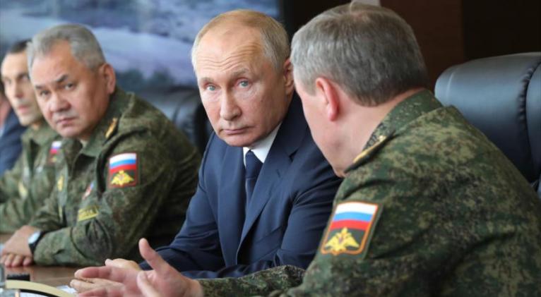 El presidente ruso, Vladimir Putin (centro), supervisa maniobras ‘Cáucaso 2020’, Ástrajan, 25 de septiembre de 2020. Foto: AFP