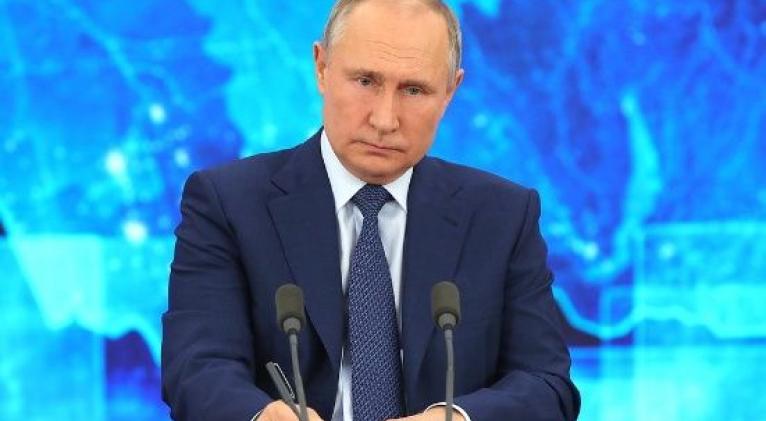 El presidente Vladimir Putín llamó a la adhesión de principios humanistas en la política exterior global, eliminando las restricciones y bloqueos comerciales. Foto: Kremlin.ru