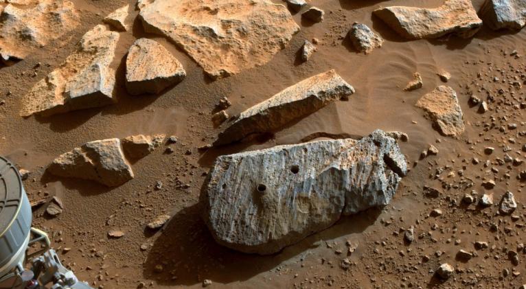 Dentro de las muestras, que probablemente sean volcánicas, se han descubierto sales que pueden contener "pequeñas burbujas de antigua agua marciana". Foto: NASA.