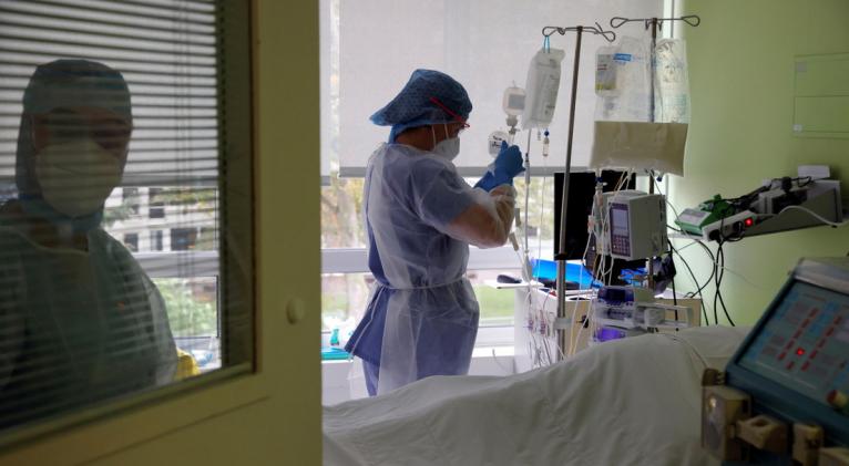 Según las últimas cifras recopiladas por el Consejo Internacional de Enfermería, unos 1.500 profesionales sanitarios han fallecido desde que comenzó la pandemia, si bien el organismo estima que el total podría ser mucho mayor. Foto: Reuters.