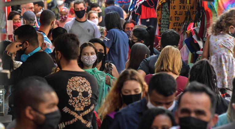 En medio de esta tragedia nacional, el gobierno de Jair Bolsonaro sigue relativizando el virus y abogando por la "vuelta al trabajo". Foto: AFP.