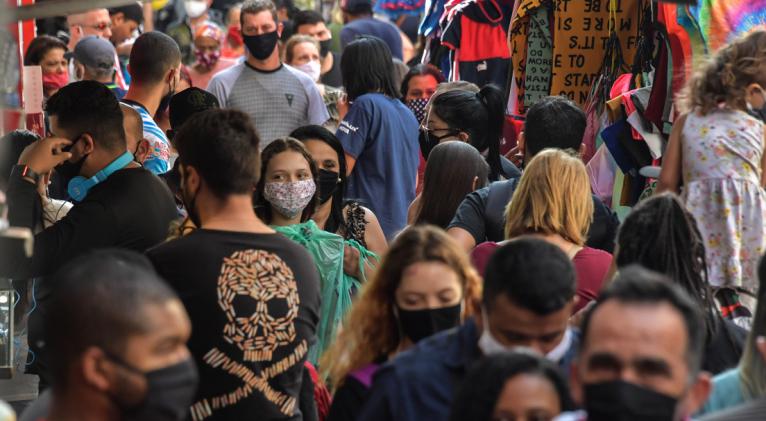 En medio de esta tragedia nacional, el gobierno de Jair Bolsonaro sigue relativizando el virus y abogando por la "vuelta al trabajo". Foto: AFP.