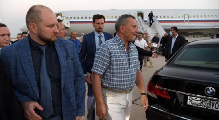 Una delegación rusa, encabezada por el vice primer ministro Yuri Borísov (dcha.) arriba en aeropuerto internacional de Damasco, Siria, 6 de septiembre de 2020.