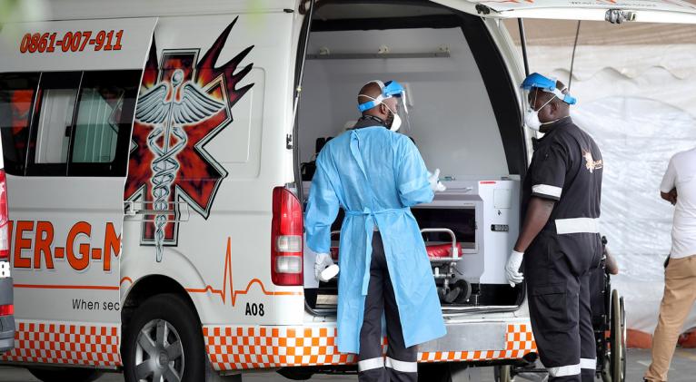 El ministro de Sanidad, Joe Phaahla, explicó que solo el 1,7 % de los contagiados fueron hospitalizados durante la segunda semana de la cuarta ola, en comparación con el 19 % durante la misma semana de la tercera oleada generada por la variante delta. Foto: Reuters.