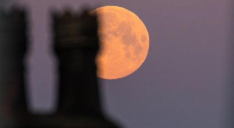 Una superluna se ve entre 7 por ciento y 15% más brillante que una luna llena común.