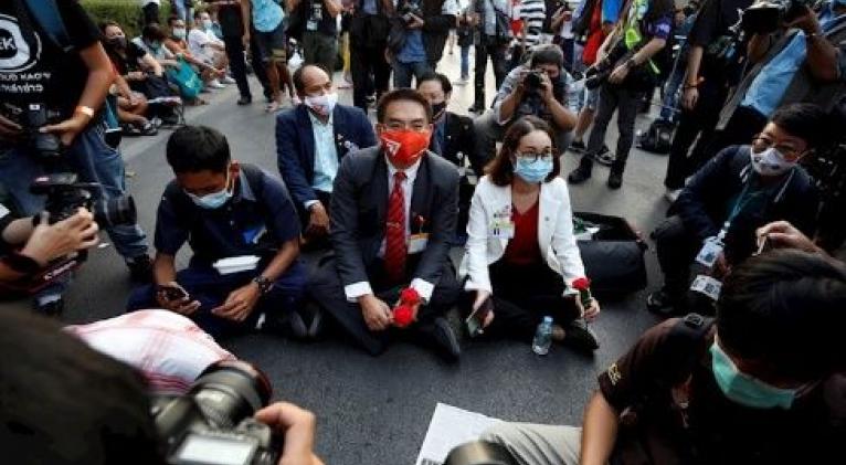 Mientras los ciudadanos protestaban, al interior del edificio parlamentario se desarrollaba un debate sobre una moción de censura contra el Gobierno. Foto: EFE