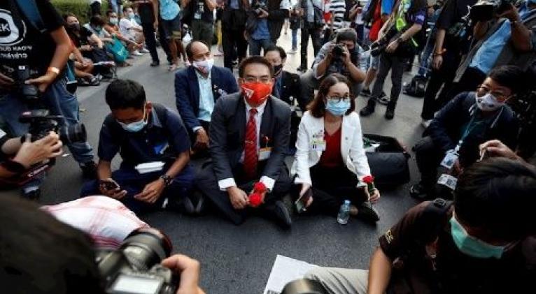 Mientras los ciudadanos protestaban, al interior del edificio parlamentario se desarrollaba un debate sobre una moción de censura contra el Gobierno. Foto: EFE 