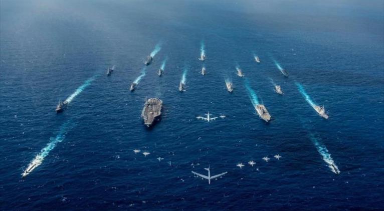 El portaviones USS Ronald Reagan y los destructores portahelicópteros de clase Hyuga durante un ejercicio en el mar de la China meridional.