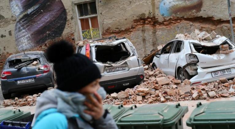 Los coches dañados después del terremoto, en Zagreb, Croacia, el 22 de marzo de 2020. REUTERS/Antonio Bronic