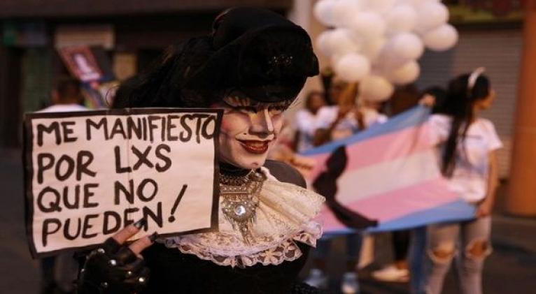 El Manifiesto feminista reafirma que “mejorar las condiciones de vida de las personas trans profundiza y amplía la democracia Foto: EFE