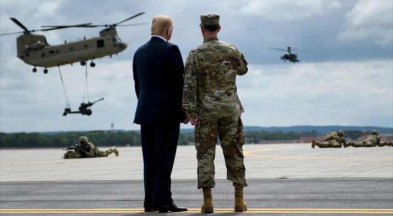 El presidente de EE.UU., Donald Trump, supervisa un ejercicio militar de las fuerzas estadounidenses.