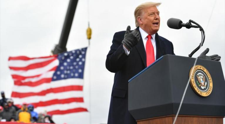 El presidente de EE.UU., Donald Trump, ofrece un mitin electoral en el aeropuerto de la ciudad de Waterford Township, Michigan, 30 de octubre de 2020. Foto: AFP