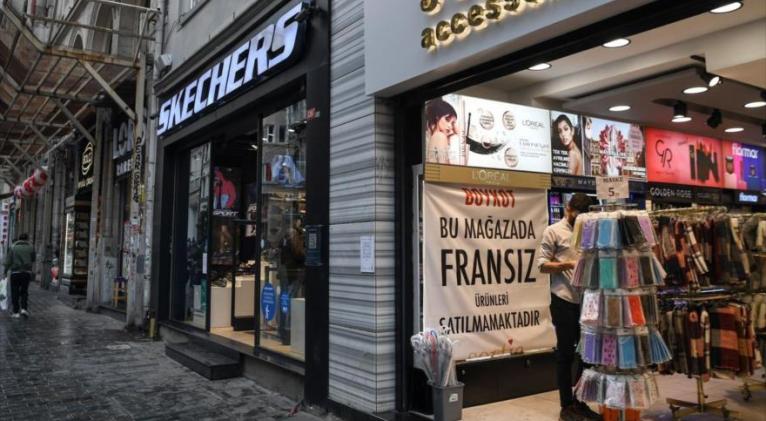 Una tienda turca boicotea la venta de los productos franceses en Estambul, 30 de octubre de 2020. Foto: AFP