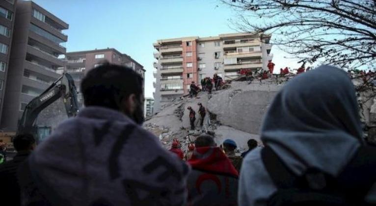 El alcalde de la ciudad turca de Esmirna, Tunc Soyer, estimó que alrededor de 180 personas todavía permanecen bajo los escombros. Foto: EFE