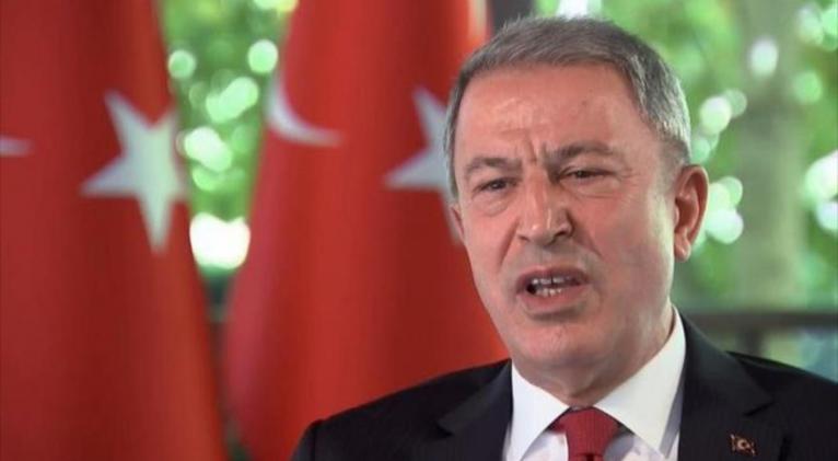 El ministro turco de Defensa, Hulusi Akar, habla con la televisión británica Channel 4, 17 de septiembre de 2020.