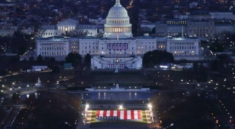 La explanada que, de manera hbaitual, acoge a varios miles de personas para la inauguración presidencial, este año acoge casi 200.000 banderas debido a las restricciones por la Covid-19 y las amenzas de seguridad. Foto: Twitter: Muriel Bowser