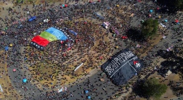 Desde octubre de 2019, Chile se encuentra en medio de numerosas protestas que se han saldado con represión y violencia por parte del Estado. Foto: Twitter: No más pacos