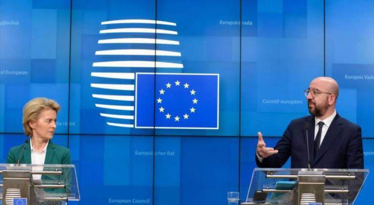 La presidenta de la Comisión Europea, Ursula von der Leyen, y el presidente del Consejo Europeo, Charles Michel, en Bruselas, Bélgica, el 16 de marzo de 2020.