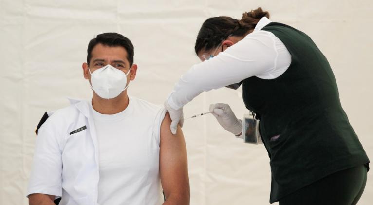 Un miembro del personal médico recibe una inyección de la vacuna Pfizer-BioNTech en Saltillo, México, 28 de diciembre de 2020.Daniel Becerril / Reuters