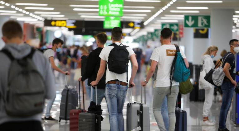 Se suma así a países como Francia y Bélgica, que han recomendado a sus ciudadanos que no viajen al país ibérico. Alemania amplía a todas las regiones de España la alerta por riesgo de covid-19. Foto: Reuters.