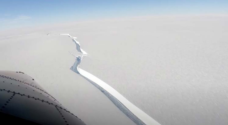 El iceberg se desprendió de la plataforma de hielo Brunt, ubicación de la estación de investigación Halley, de British Antarctic Survey. Foto:PL.